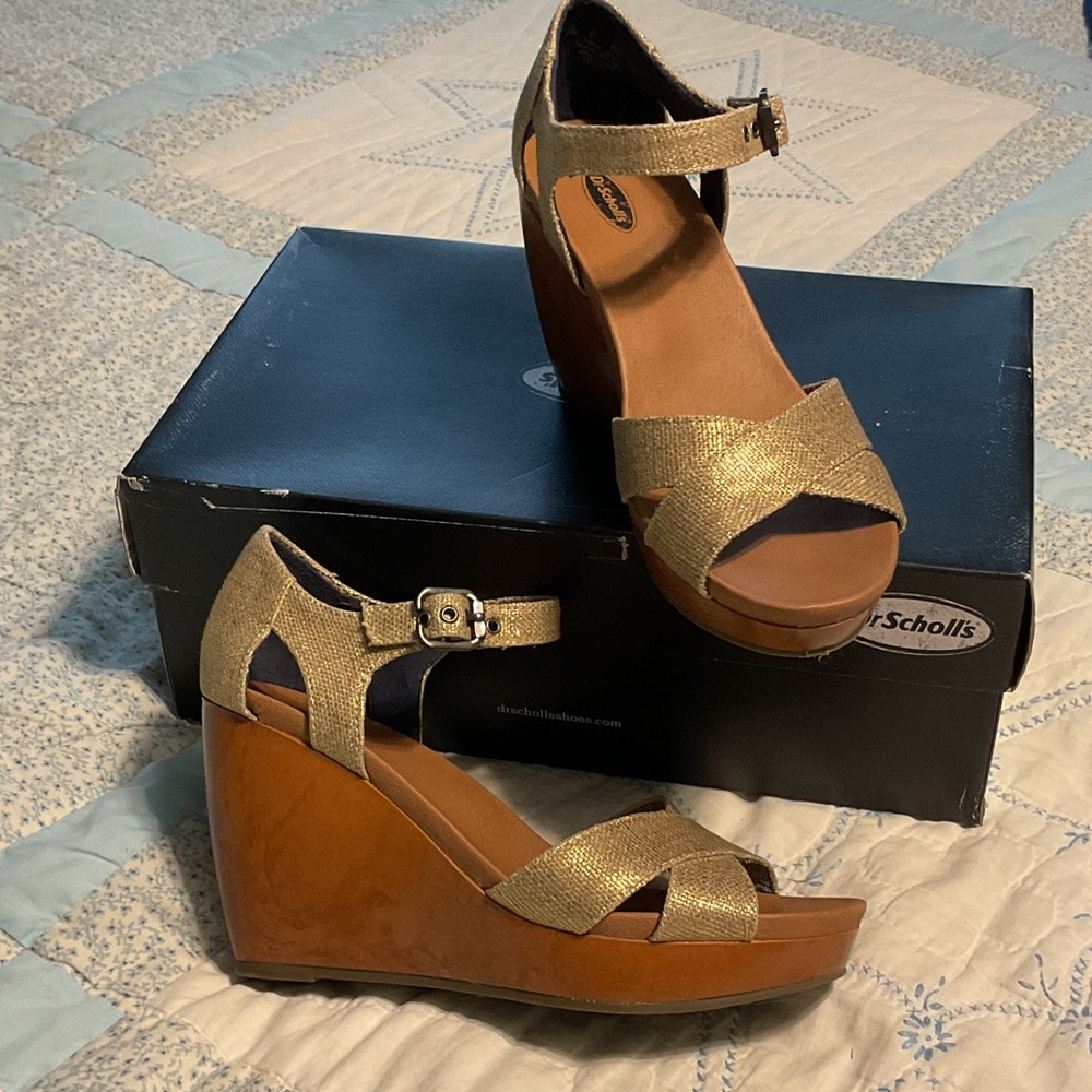 Dr. Scholl's Metallic Gold Linen Wedge Sandals, size 7.